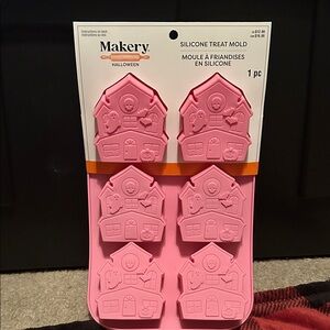 NWT Makery Halloween silicone treat mold haunted houses